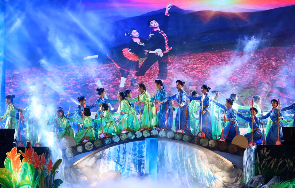 2018年第六届全国天曲天琴艺术节开幕式场景。 越通社记者 成达 摄