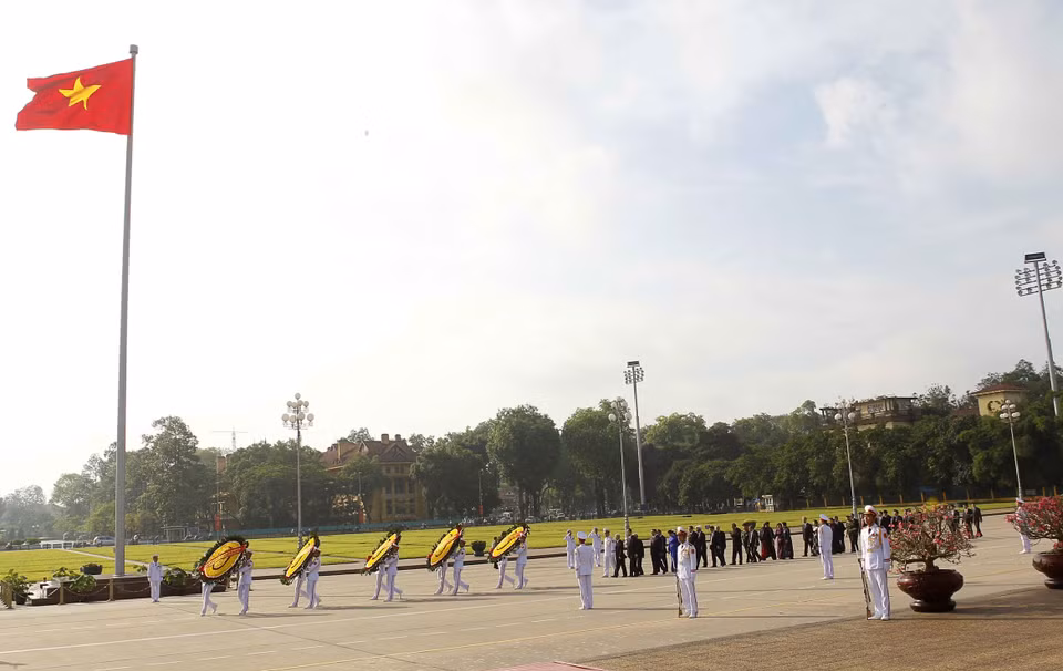 由阮富仲总书记率领的越共中央委员会、国家主席、国会、政府和祖国阵线中央委员会代表团拜谒胡志明主席陵并敬献花圈。越通社记者 文叠 摄