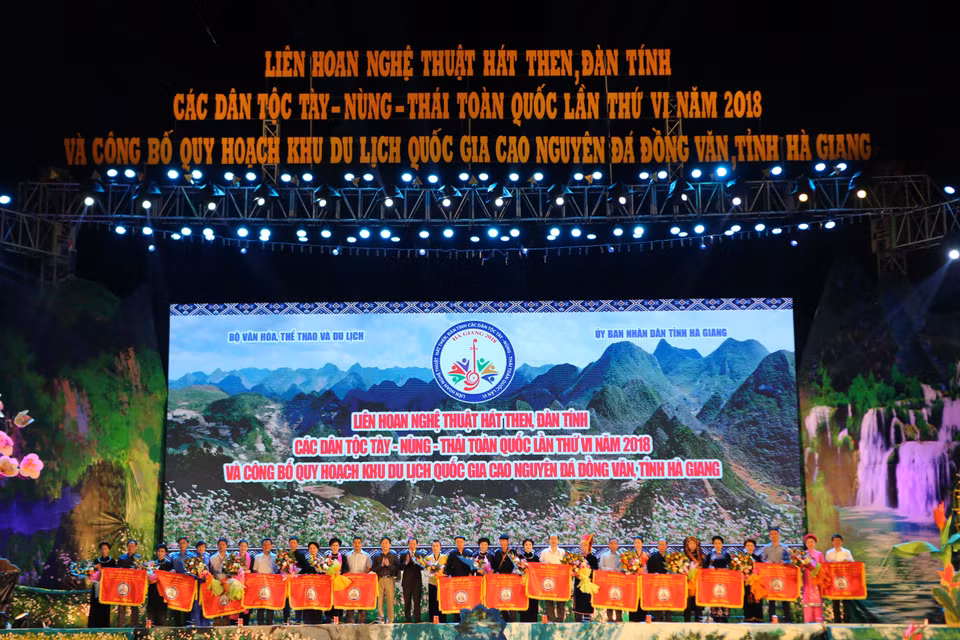越南文化体育与旅游部领导向参加联欢会的14省艺术代表团赠送纪念锦旗。越通社记者 成达 摄 