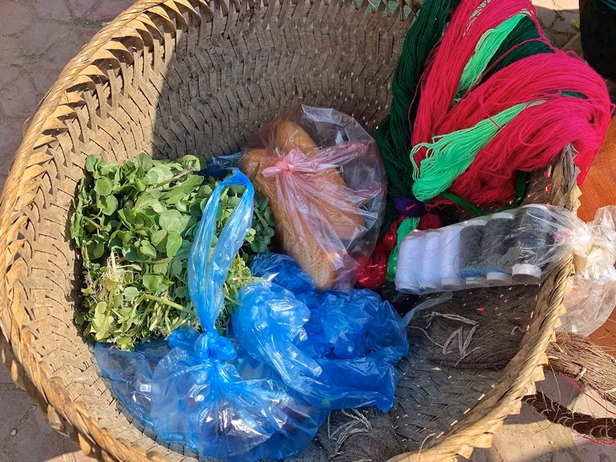 老街省巴刹县伊子集市虽不是老街省北河县最具特色的集市，但独特的地方在于神奇的云海。来到伊子地上集市，游客可以买到各种颇具特色的产品，如手工艺品、蔬菜、水果、土锦布、布料、家禽等。图为备受民族同胞们喜爱的手切米粉。图自Vietnam+