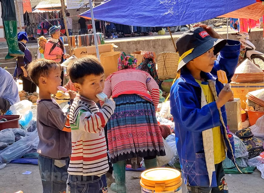 黑哈尼族是越南稀少的少数民族之一。同胞们把自己种作的农产品带到集市上出售。在集市上出卖的产品均为同胞们生产或制作出来的，如背篓、蔬菜、香蕉、刀子、小猪等。来到这里，少数民族同胞们可以找到其生活中的任何物品。可以说，伊子集市较为完好地保留了独特的传统文化。图自Vietnam+