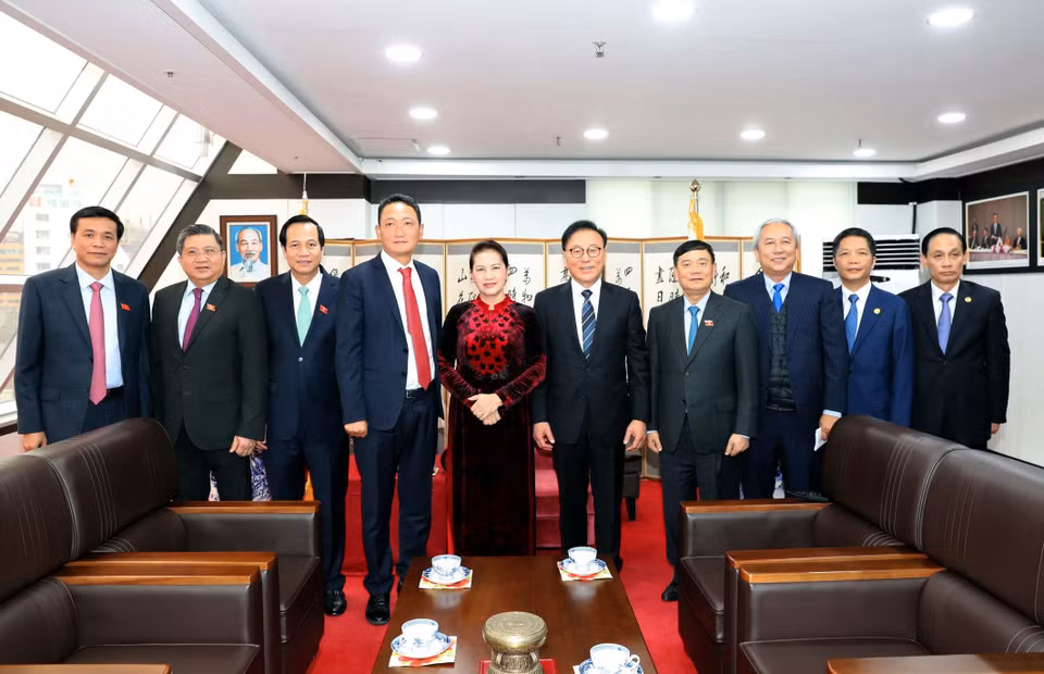 在对韩国进行正式访问期间，当地时间12月4日下午，越南国会主席阮氏金银在釜山市会见越南驻韩国釜山和庆尚南道地区名誉总领事朴秀冠（Park Soo Kwan）。越通社记者 仲德 摄 