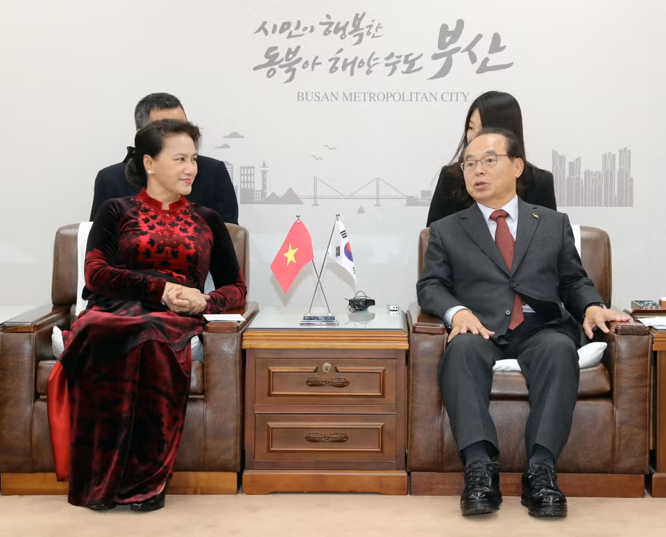越南国会主席阮氏金银会见韩国釜山市市长吴巨敦。越通社记者 仲德 摄