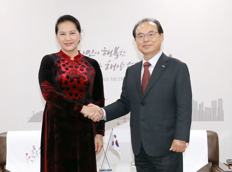 越南国会主席阮氏金银当地时间4日下午会见了韩国釜山市市长吴巨敦（Oh Keo-don）。越通社记者 仲德 摄