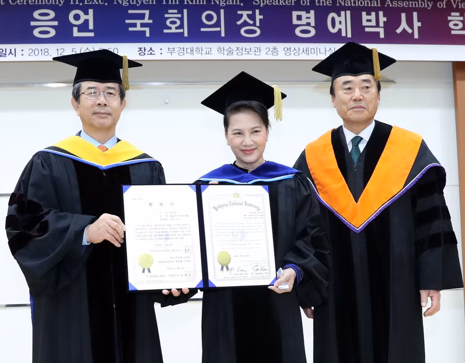 越南国会主席阮氏金银领取韩国釜庆国立大学名誉博士学位证书。越通社记者 仲德 摄 