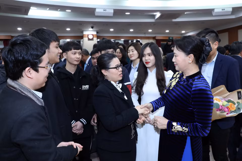 阮氏金银与韩国釜庆国立大学越南留学生会面交流。越通社记者 仲德 摄
