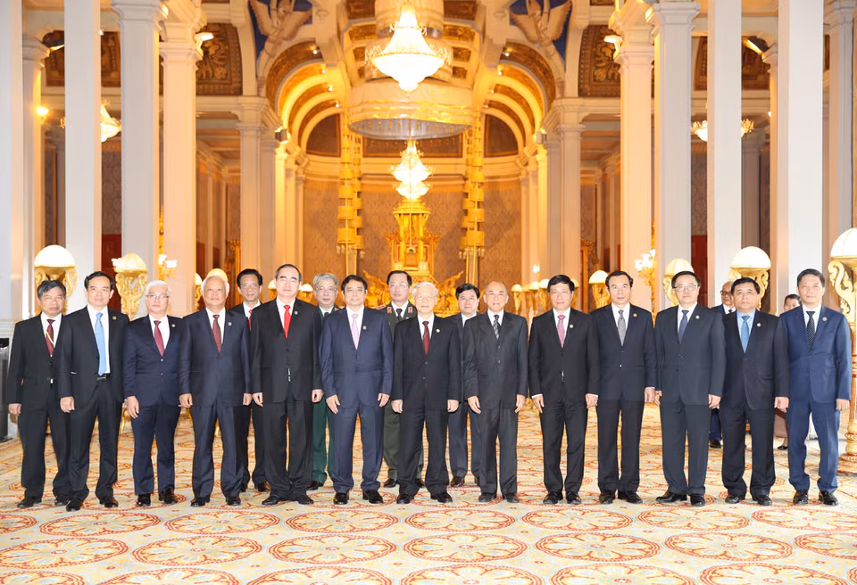 柬埔寨国王诺罗敦·西哈莫尼与阮富仲总书记和双方代表合影。越通社记者 智勇 摄