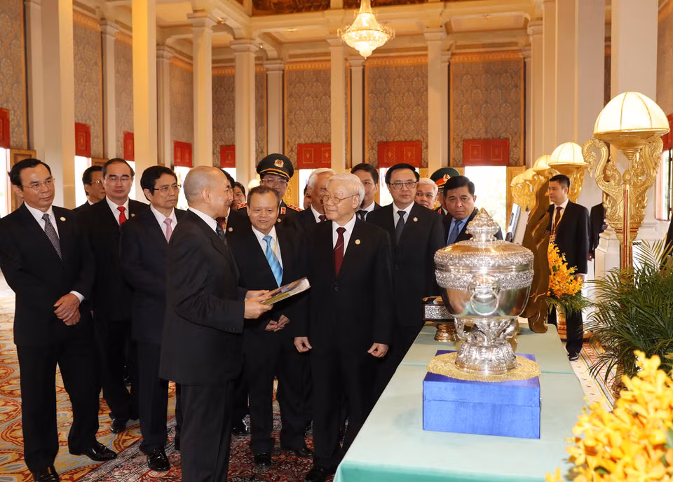柬埔寨国王诺罗敦·西哈莫尼与阮富仲总书记互相介绍并互赠国礼。越通社记者 智勇 摄
