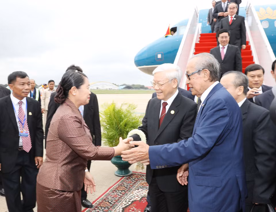 柬埔寨副首相兼王室典礼大臣贡桑沃亲王（Samdech Kong Som Ol）、副首相兼议会与联络监察部大臣梅森安（Men Som On）、越南驻柬埔寨大使石余及两国各阶层人民、组织代表到机场迎接阮富仲一行。越通社记者 智勇 摄