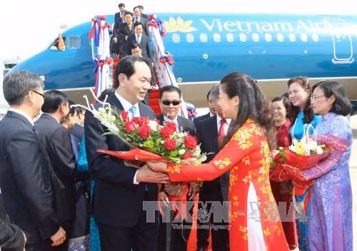  越南驻老挝大使馆干部和人员赴机场迎接陈大光主席一行。