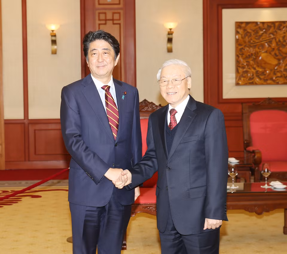 越共中央总书记阮富仲在越共中央总部亲切会见了正在​访越的日本首相安培晋三（图片来源：越通社）
