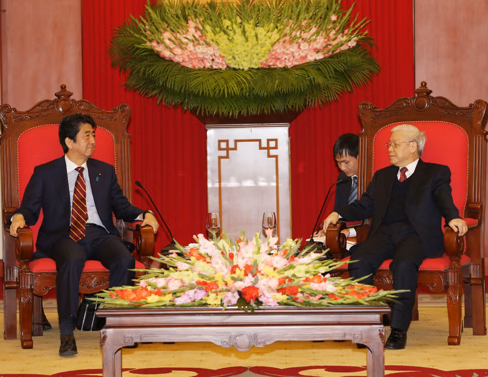 越共中央总书记阮富仲在越共中央总部亲切会见了正在​访越的日本首相安培晋三（图片来源：越通社）