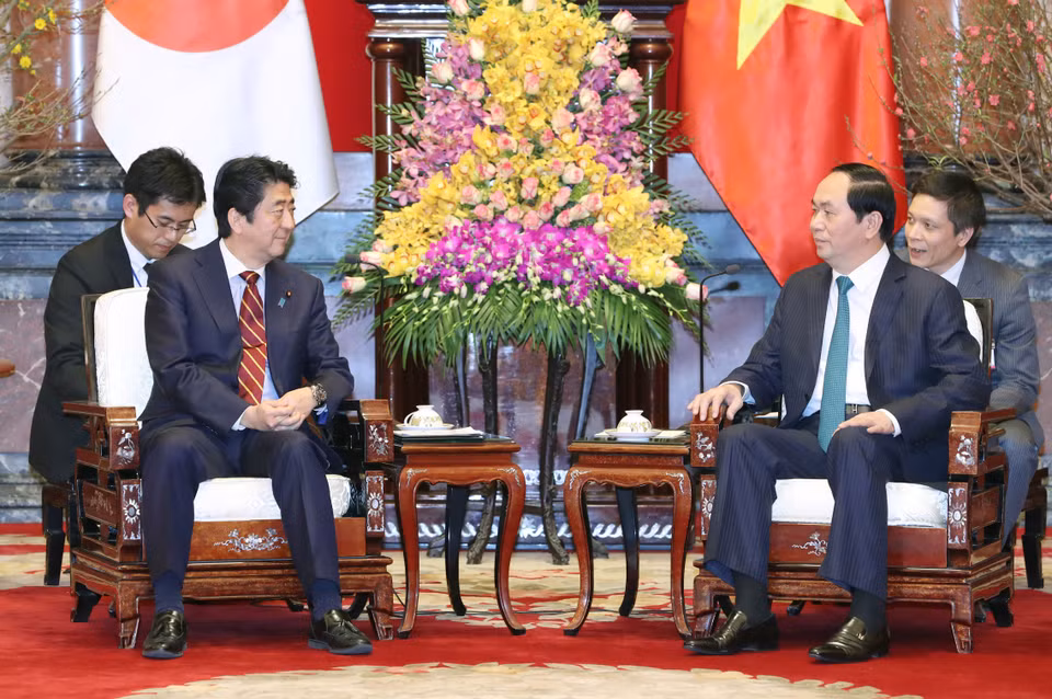越南国家主席陈大光亲切会见了正在​访越的日本首相安培晋三（图片来源：越通社）