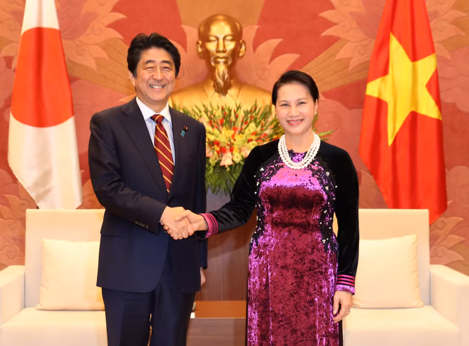 ​越南国会主席阮氏金银​在国会大厦会见了​正在访越的日本首相安培晋三（图片来源：越通社）