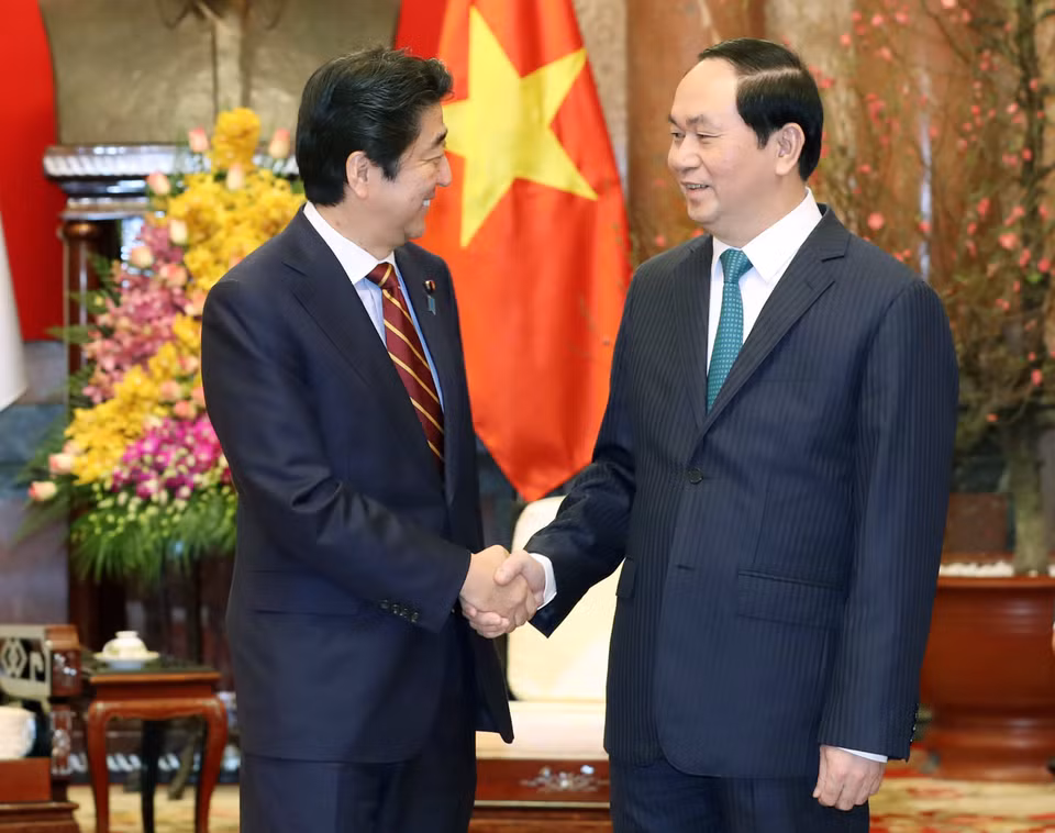 越南国家主席陈大光亲切会见了正在​访越的日本首相安培晋三（图片来源：越通社）