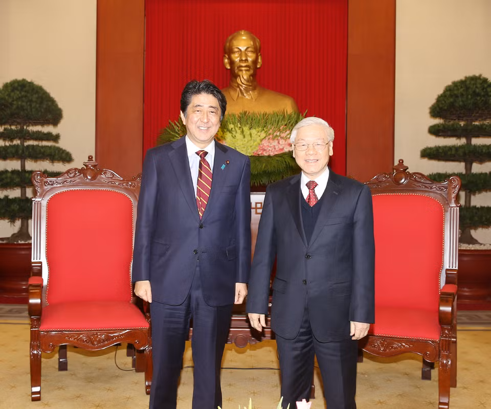 越共中央总书记阮富仲在越共中央总部亲切会见了正在访越的日本首相安培晋三（图片来源：越通社）
