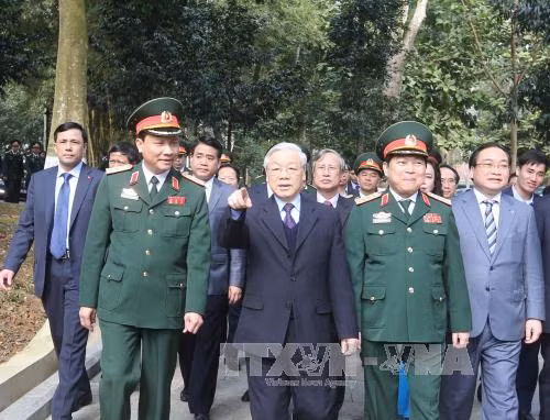 阮富仲总书记来到河内市巴为县胡志明主席遗迹区敬香缅怀胡志明主席。（图片来源：越通社）