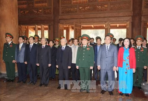  阮富仲总书记向民族解放英雄、世界文化名人的胡志明主席敬香。（图片来源：越通社）