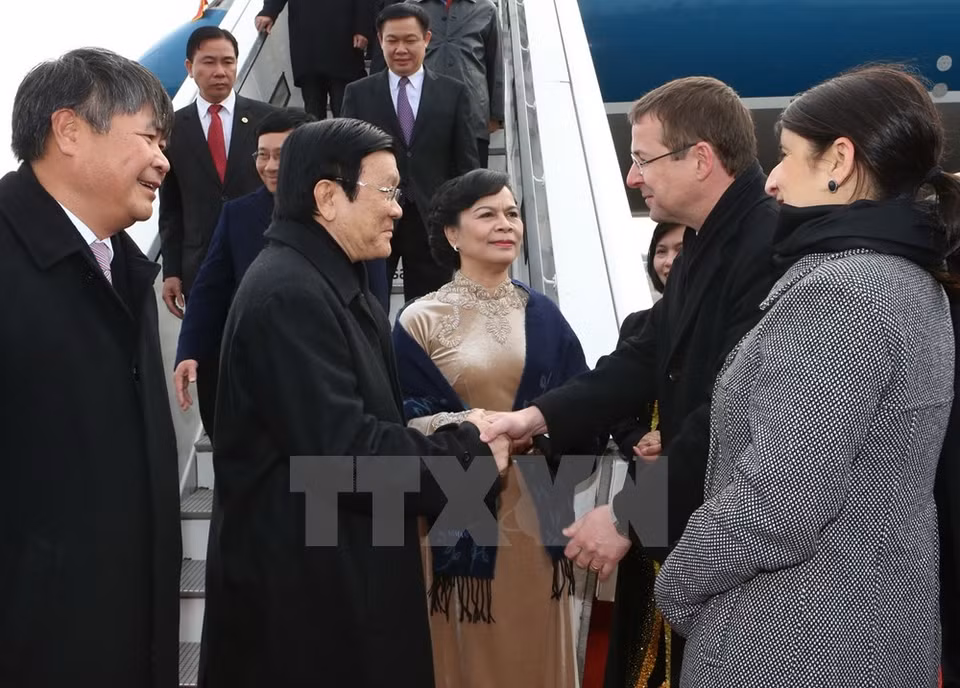 德国总统府国务秘书基尔，德国外交部礼宾司副司长康拉德；越南驻德大使段春兴，越南驻德大使馆干部人员，东盟各国驻德国大使和代办等到机场迎接。（图片来源：越通社）