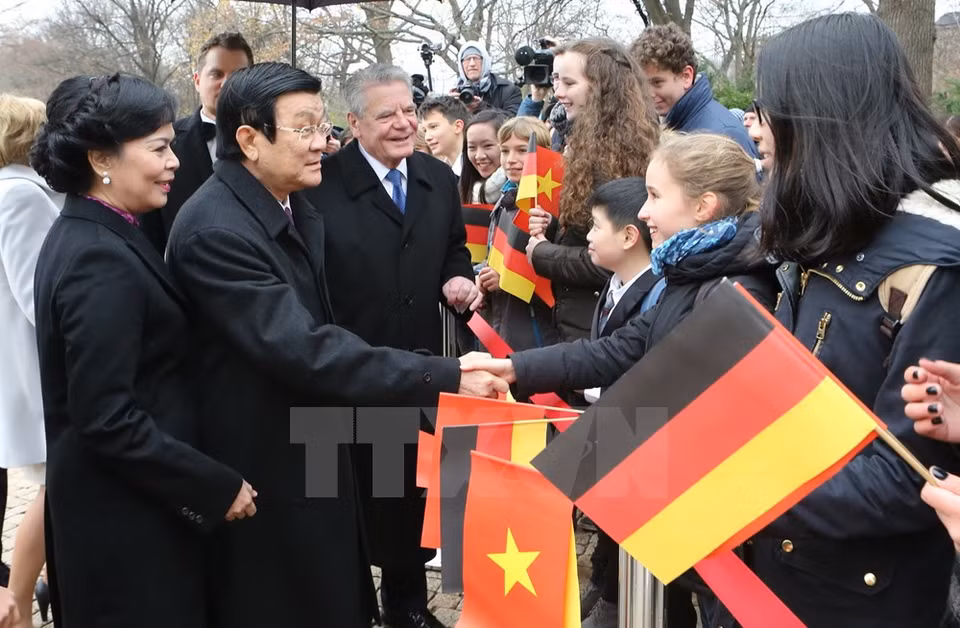 德国儿童们欢迎张晋创主席和德国总统约阿希姆·高克。（图片来源：越通社）