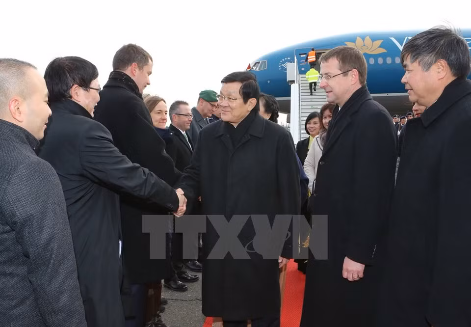德国总统府国务秘书基尔，德国外交部礼宾司副司长康拉德；越南驻德大使段春兴，越南驻德大使馆干部人员，东盟各国驻德国大使和代办等到机场迎接。（图片来源：越通社）