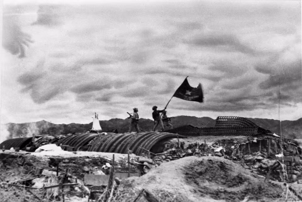 1954年5月7日，奠边府战役取得完全胜利，法军在奠边府的全部据点全被摧毁，德卡斯特里地堡的屋顶上迎风飘扬。图自 越通社
