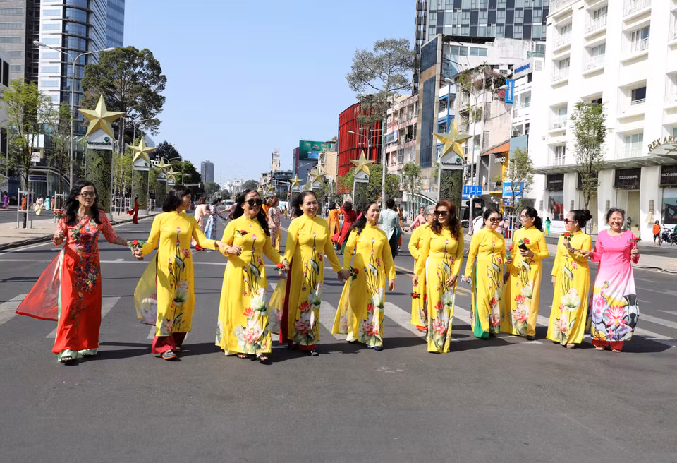 题为“我爱越南奥黛”的本次奥黛同台走秀吸5000人参加。图自 越通社《越南画报》