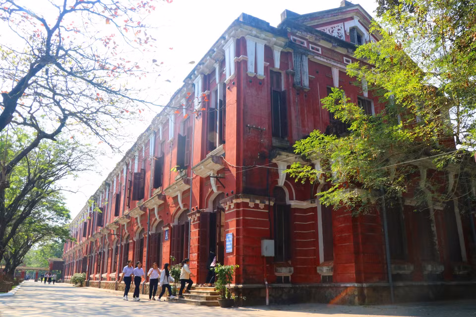 顺化国学的建筑风格以法式建筑与东方韵味相结合。图自越通社