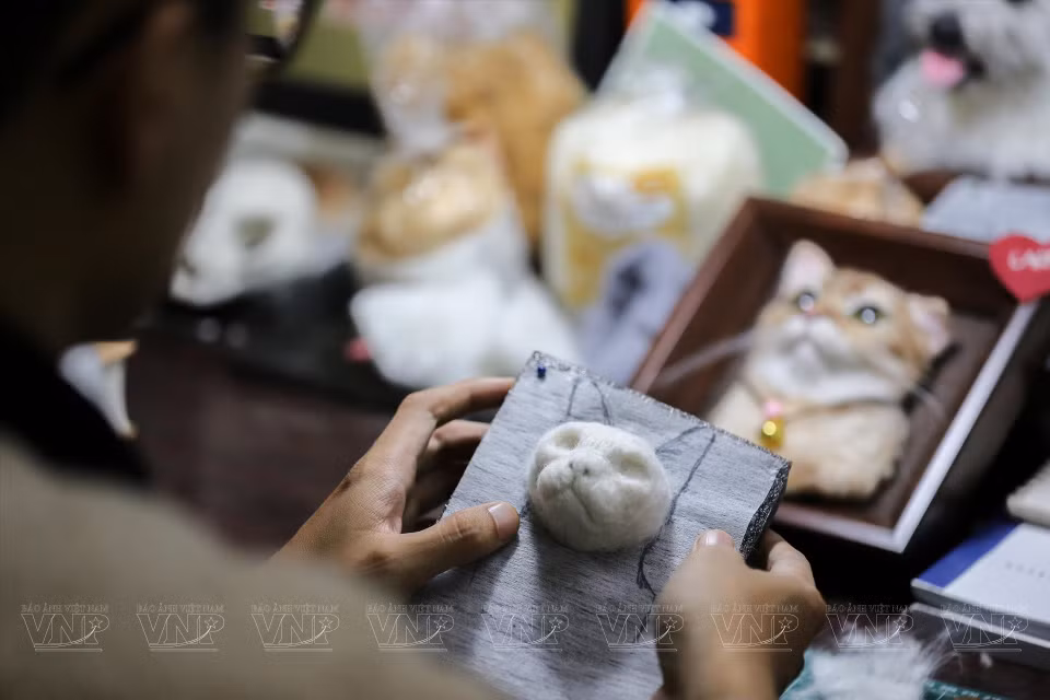 只需要一支钩针与一根线，武世就可以编织出各种各样的毛线手工作品。图自越通社《越南画报》