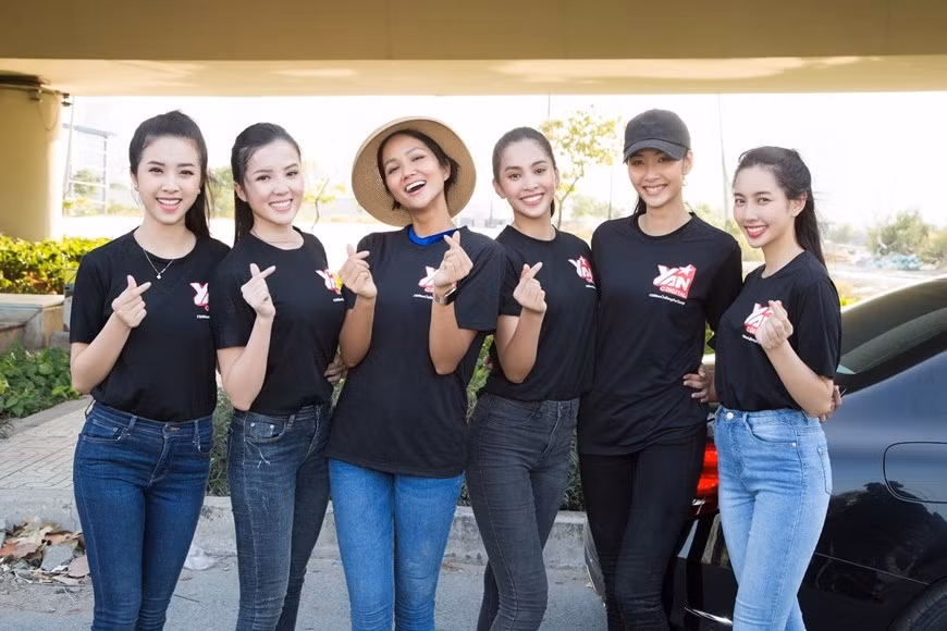  参加捡捨垃圾公益活动的佳丽合影留念。图片来源：越通社