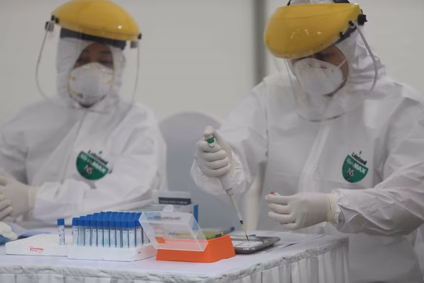 医务人员对样本进行检测。越通社记者 青松 摄