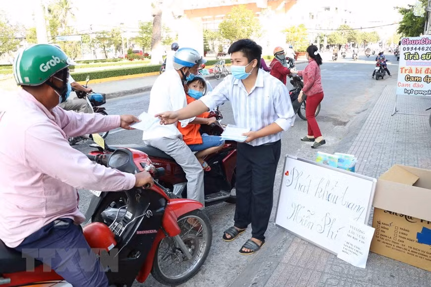 在新冠肺炎疫情蔓延的背景下，槟椥省向老百姓发放免费口罩。（图自越通社）