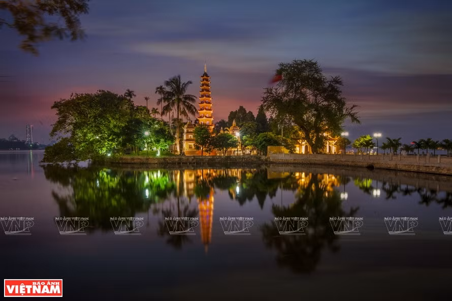 镇国寺远看犹如西湖一朵绽放的莲花，被国际游客称赞为美丽的佛教建筑物之一。（图自越通社/越南画报）