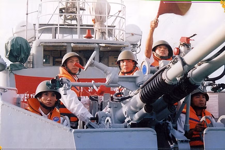 170旅的HQ-53炮舰士兵进行空战演练。（图自越通社）