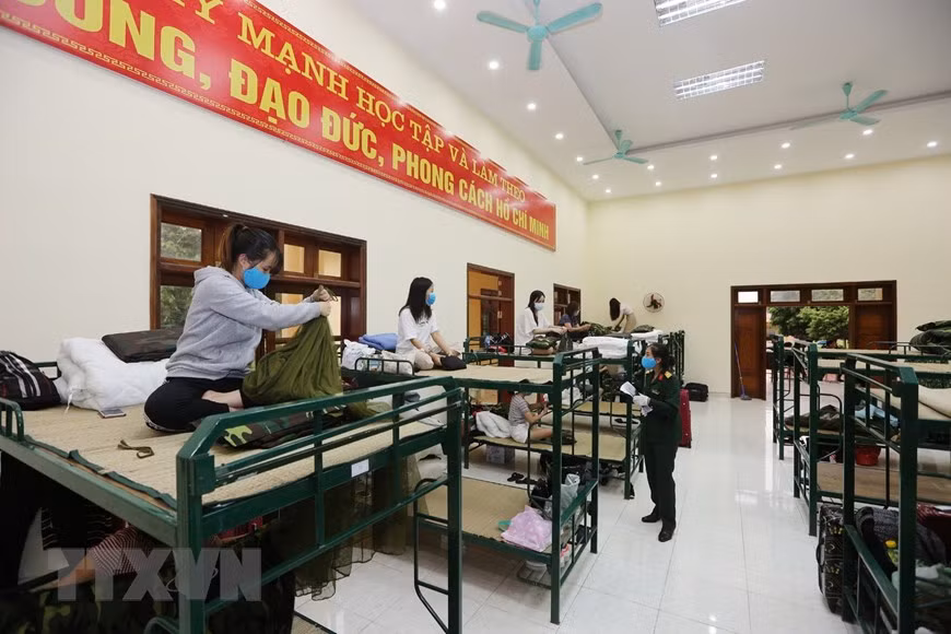 公民准备行李离开58号中团隔离区。越通社记者 杨江 摄