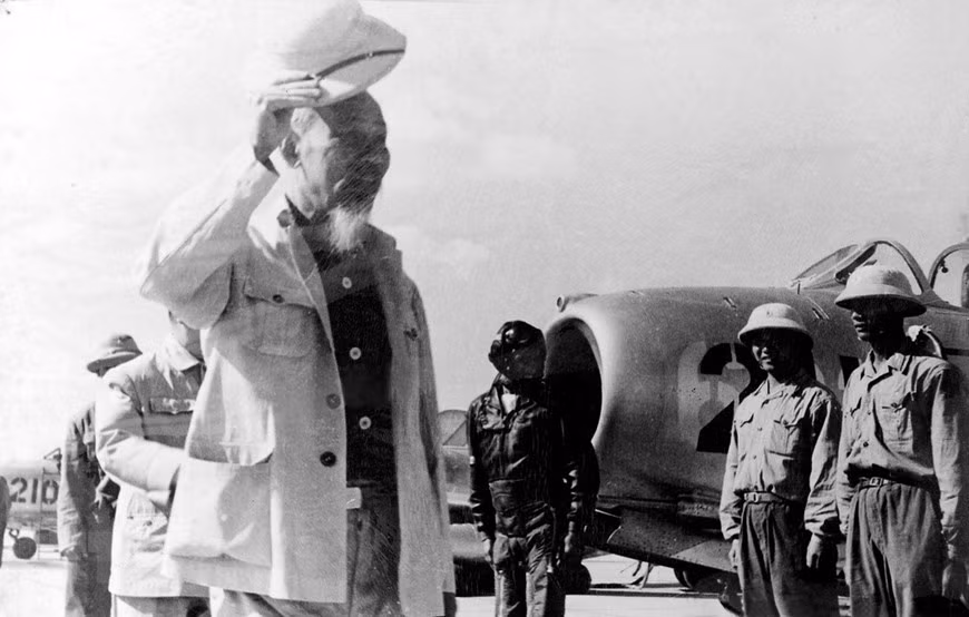 1964年11月9日，胡志明主席造访红星空军团921号中团。（图自越通社）