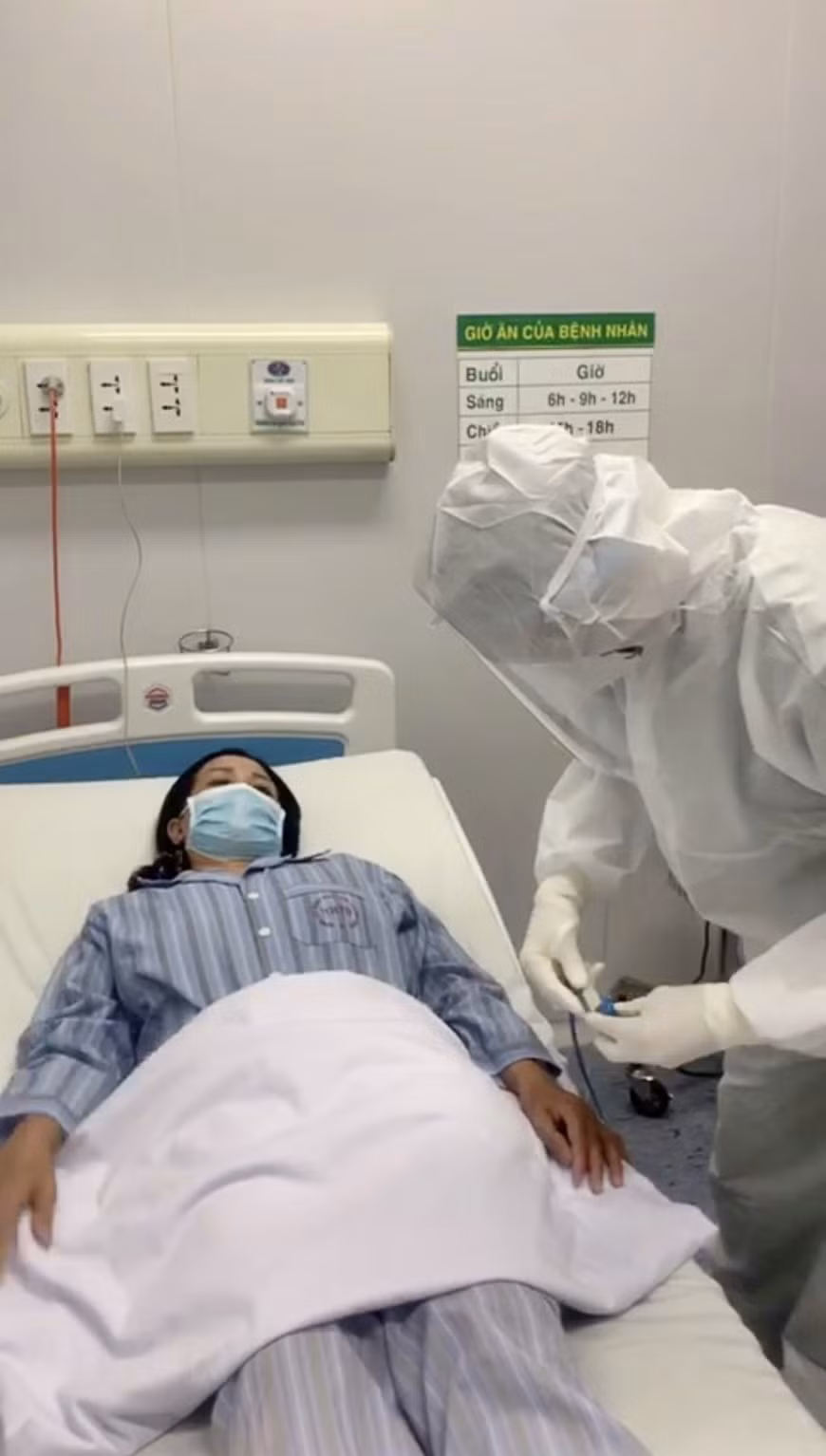 由于医务人员经常要与患者接触，因此他们时时刻刻都面临感染危机。（图自越通社）