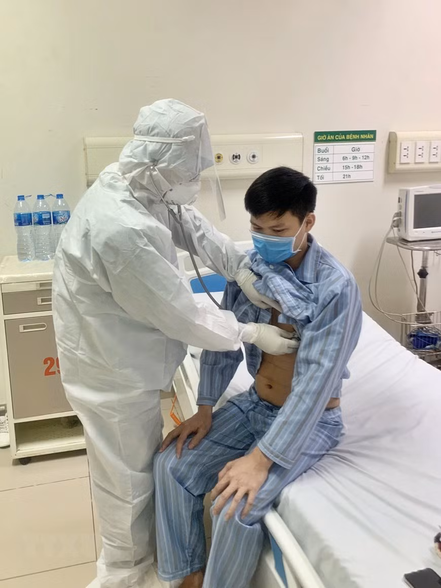 作为抗击疫情的第一线，医务人员始终尽情照顾患者。（图自越通社）