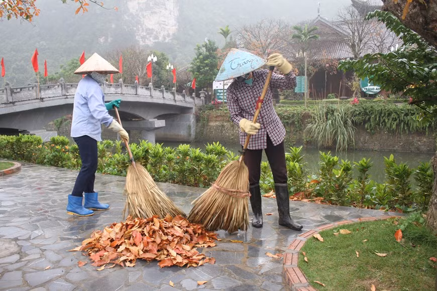 宁平省长安生态旅游区暂停开门迎客之后，清洁员工对该地区进行打扫消毒。越通社记者垂容 摄