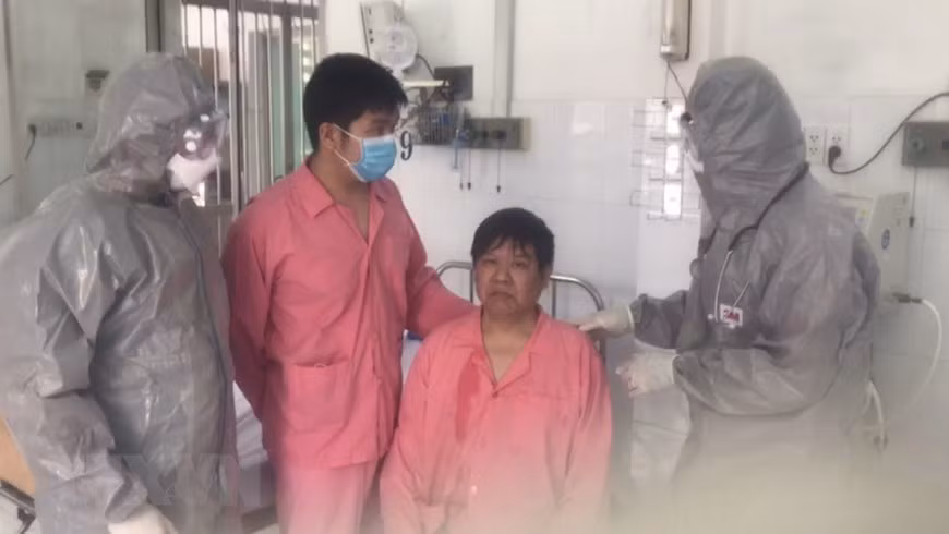 在一名中国籍新冠肺炎患者治愈之后，胡志明市大水镬医院的医生正为剩下患者进行治疗，治疗进展较为顺利。（图自越通社）
