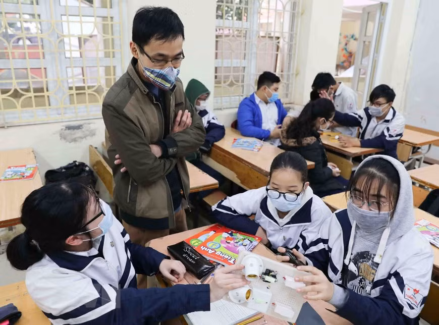 河内市巴亭郡升龙初中学校的师生均严格遵守“戴上口罩，打击疫病”运动。（图自越通社）