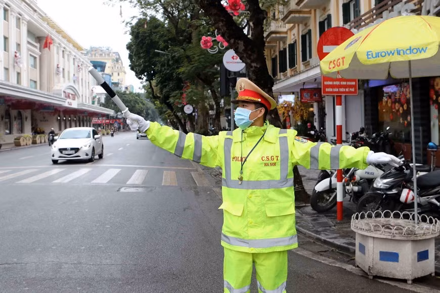 河内交警带着口罩执行任务。（图自越通社）
