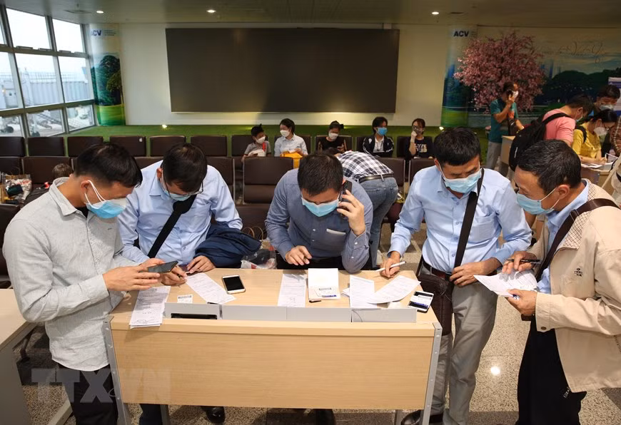 旅客在河内内排国际机场口岸填写《健康申报表》。越通社记者 杨江 摄