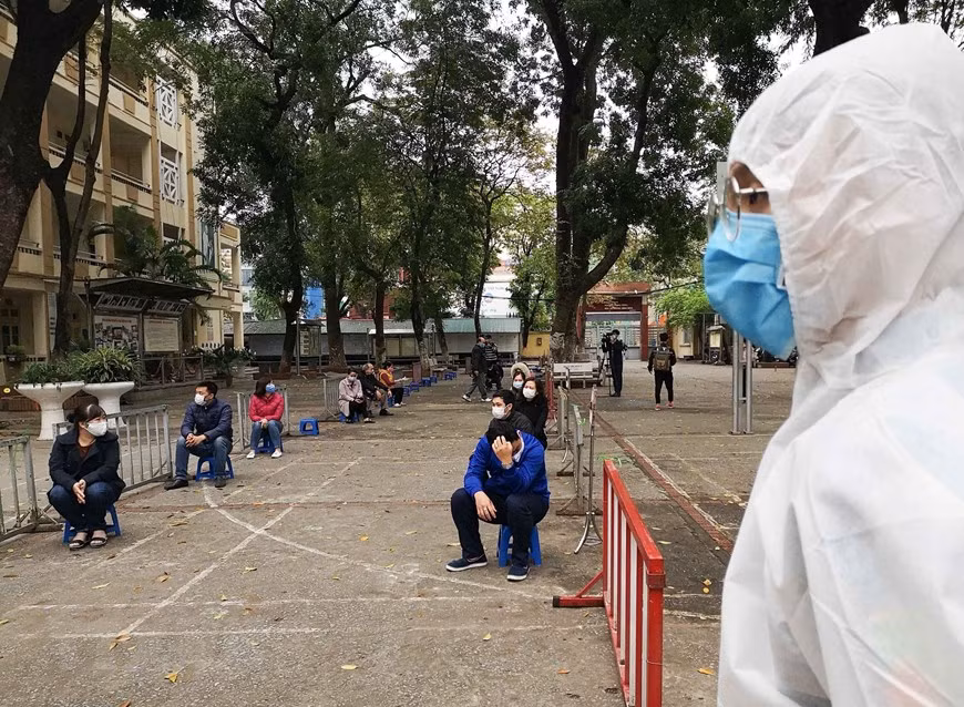 疑似病例来栋多初中学校做新冠肺炎检测。越通社记者 青松 摄