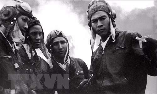 在94次出击中，阮文七（右）已经击落7架美国轰炸机，其中包括5架F4和2架F105战斗机。（图自越通社）