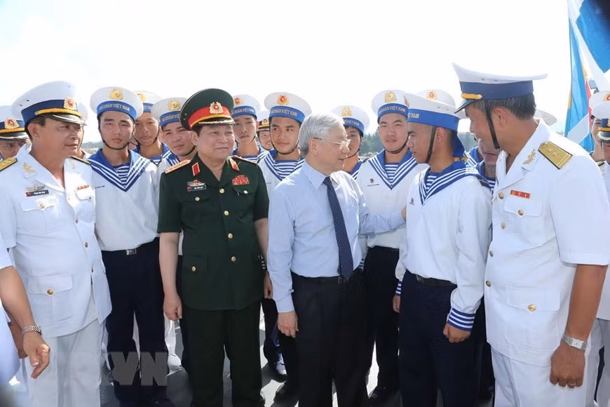 越共中央总书记阮富仲2016年5月5日走访慰问海军第4区的干部战士。（图自越通社）