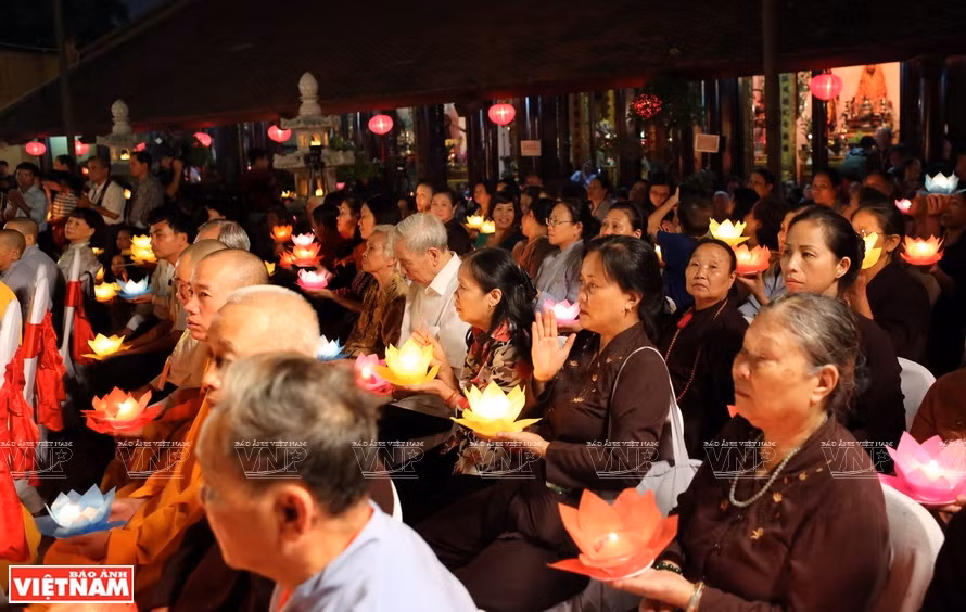 祈祷国泰民安的放灯仪式早已成为越南佛教意义重大的传统礼仪。（图自越通社/越南画报）