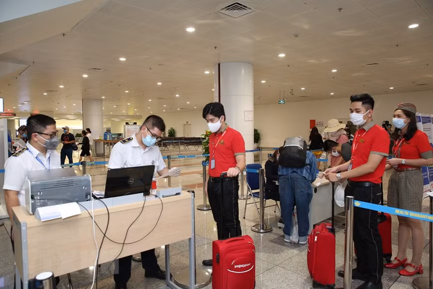 越捷航空公司的飞行团提交《健康申报表》。越通社记者 杨江 摄