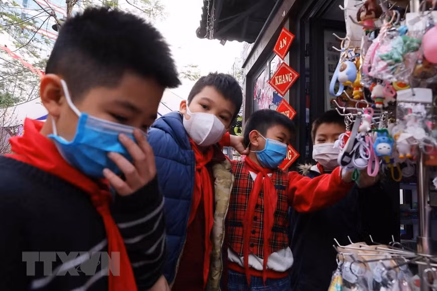 来河内图书街的学生可以免费领取口罩。（图自越通社）