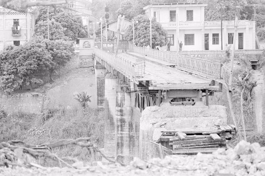 1979年3月底，退军时，敌军使用炸弹破坏黄连山省老街市湖乔桥。（图自越通社记者阮珍 摄）